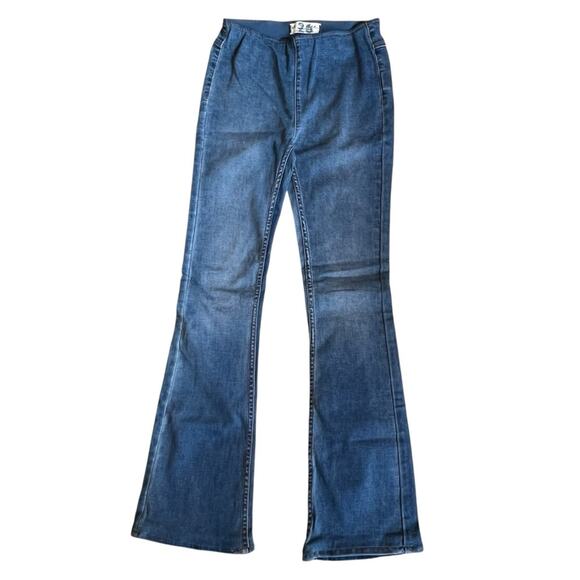 Free People Women’s Sz 26 Penny Pull On Flare Jeans Medium Wash Denim - Picture 3 of 15